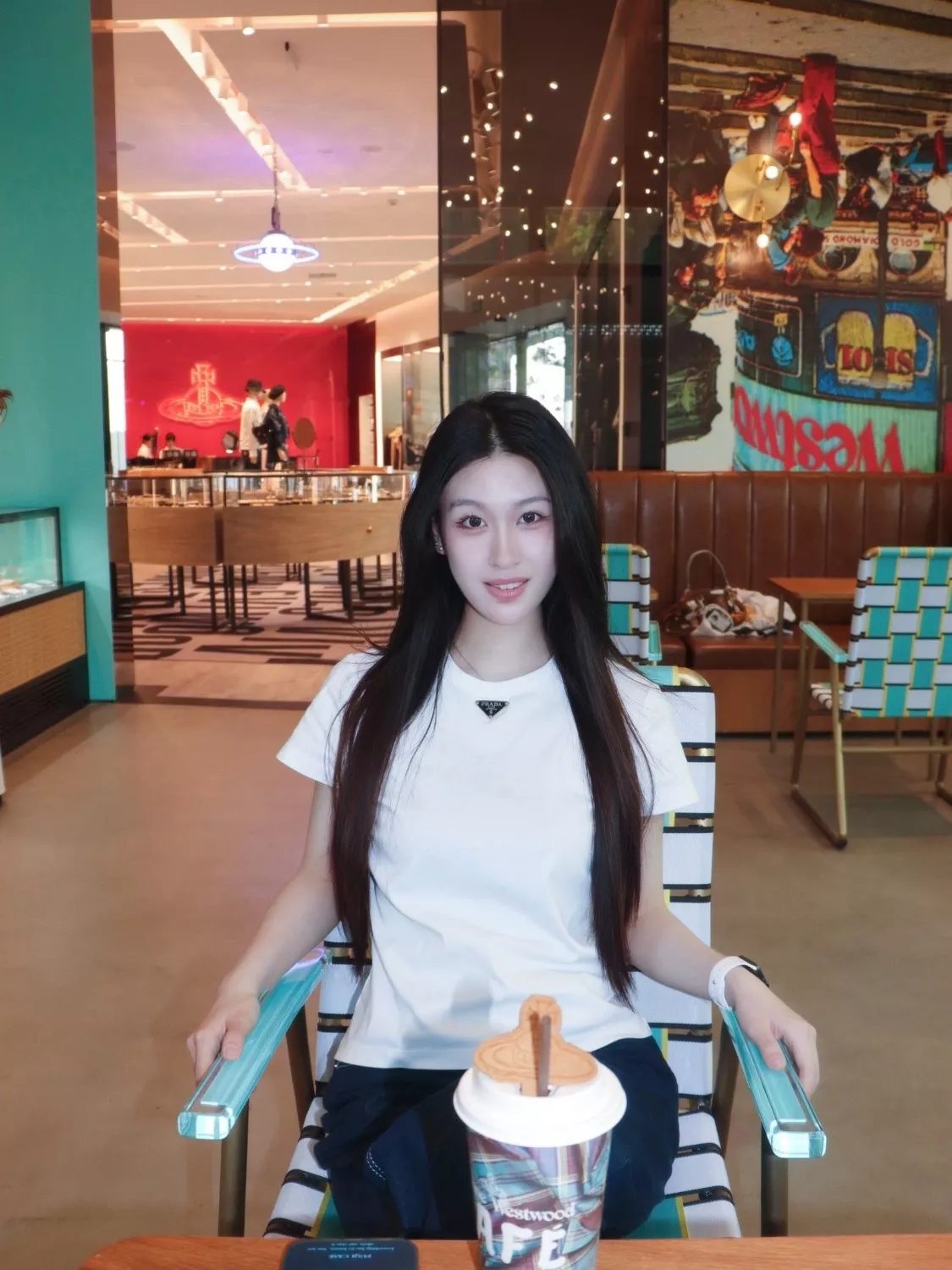 프라다 삼각 로고 슬림핏 반소매 티셔츠 상세 이미지 21