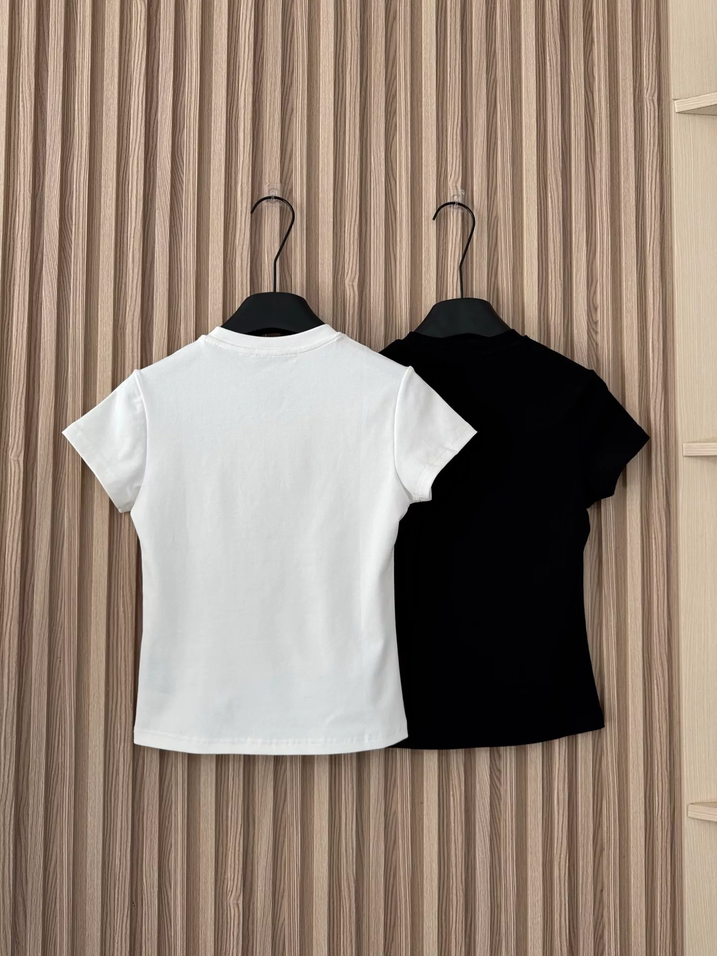 프라다 삼각 로고 슬림핏 반소매 티셔츠 상세 이미지 3