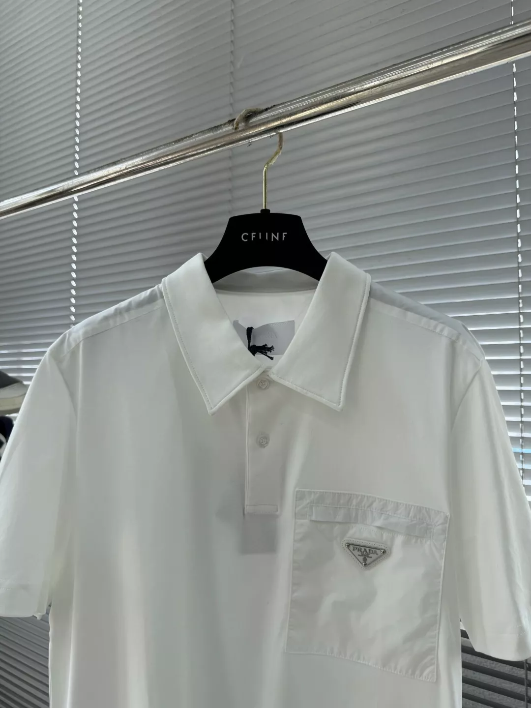 프라다 삼각 로고 포켓 폴로 셔츠 상세 이미지 2