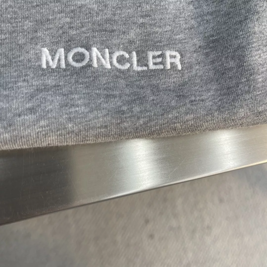 몽클레어 로고 프린트 라운드 맨투맨 상세 이미지 5