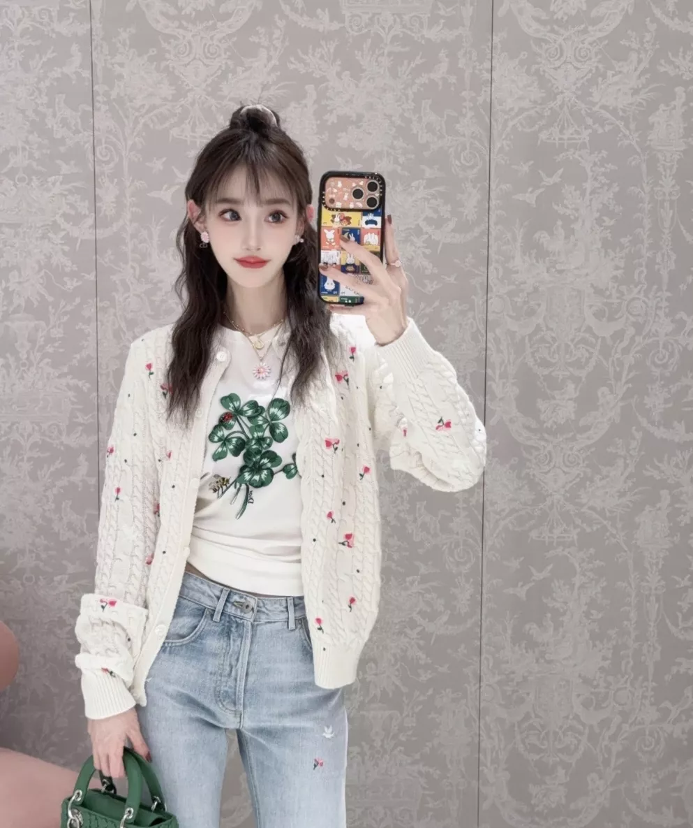 디올 클로버 레이디버그 프린트 티셔츠 상세 이미지 24