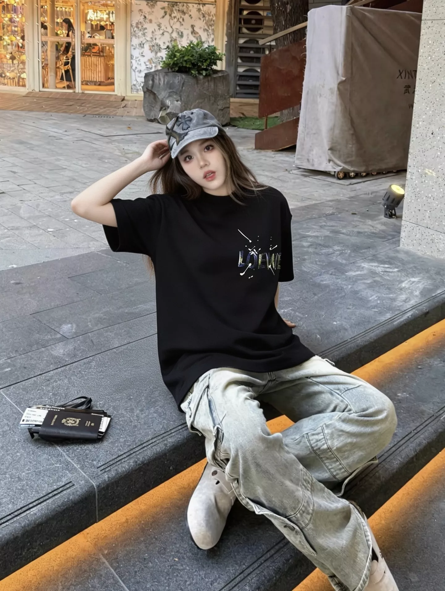 로에베 페인팅 로고 프린트 반팔 티셔츠 상세 이미지 7