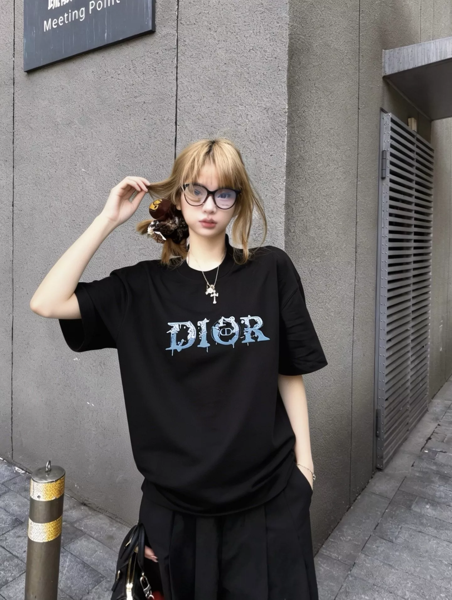 디올 발포 로고 프린트 라운드 반팔 티셔츠 상세 이미지 23