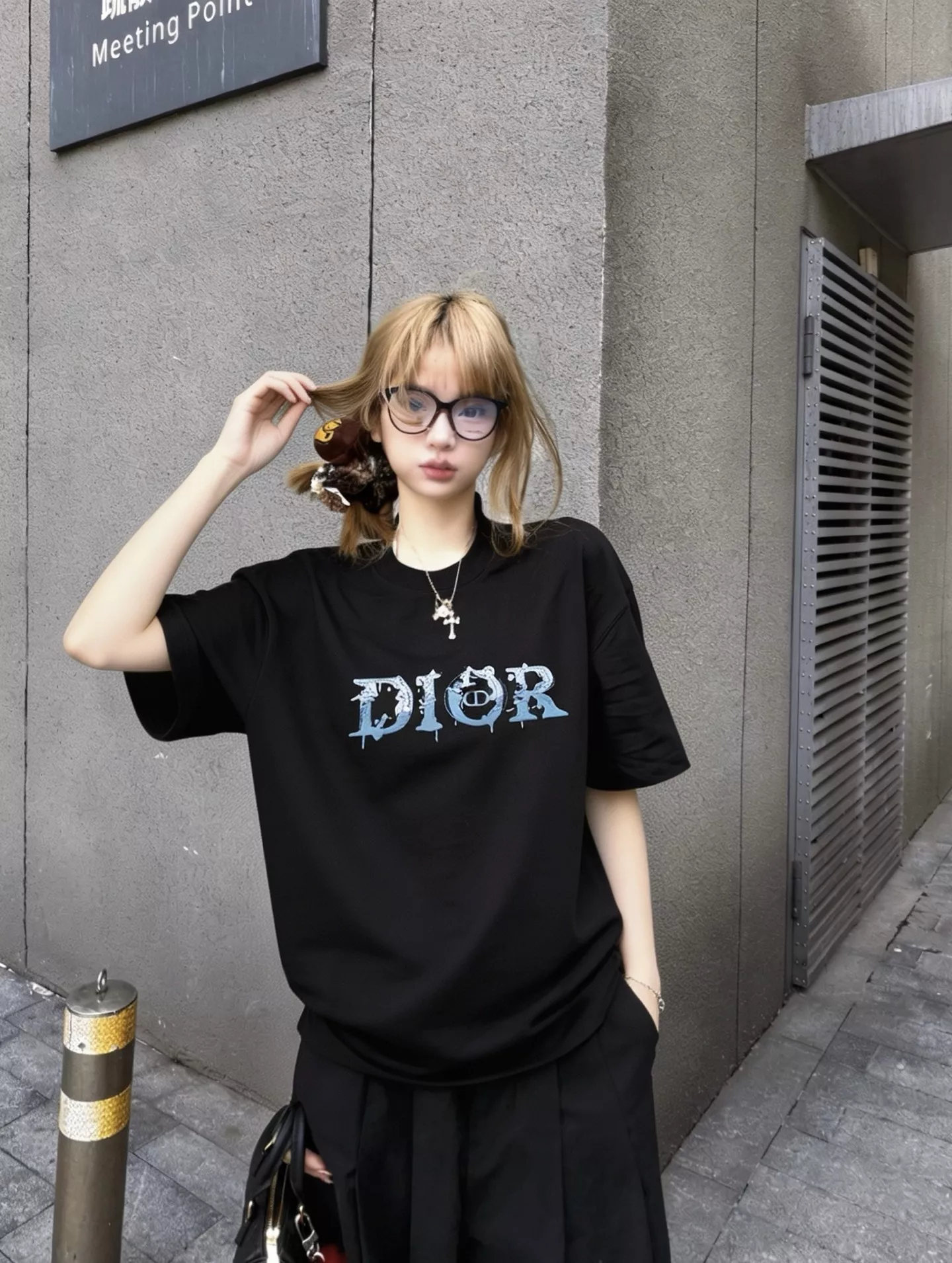디올 발포 로고 프린트 라운드 반팔 티셔츠 상세 이미지 9