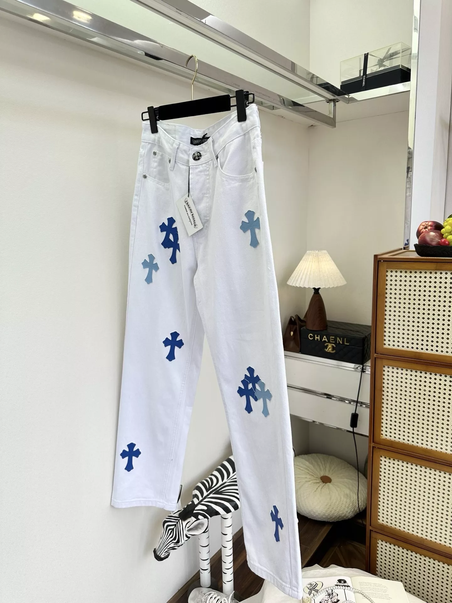 크롬하츠 크로스 패치 화이트 데님 팬츠 상세 이미지 2