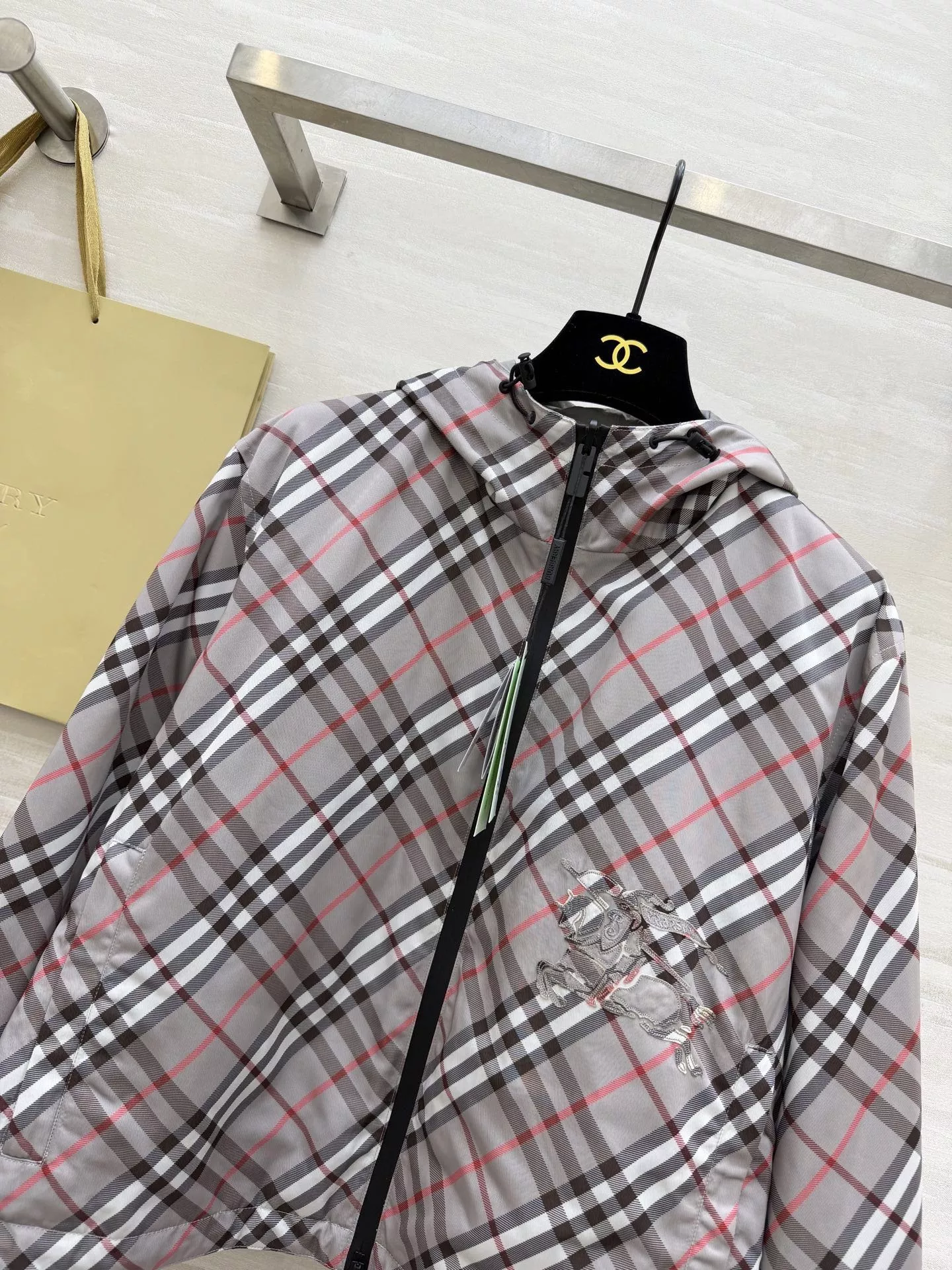 버버리 양면 후드 아우터 상세 이미지 2
