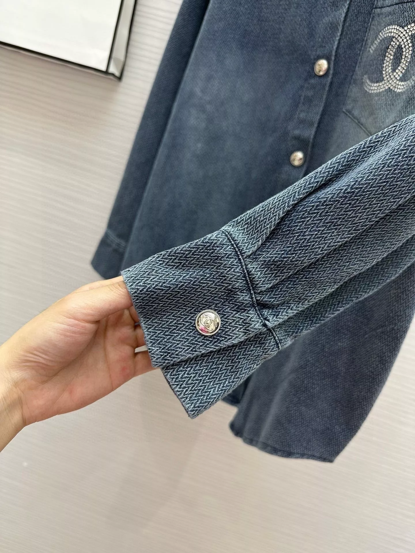 샤넬 워싱 데님 장식 셔츠 상세 이미지 5