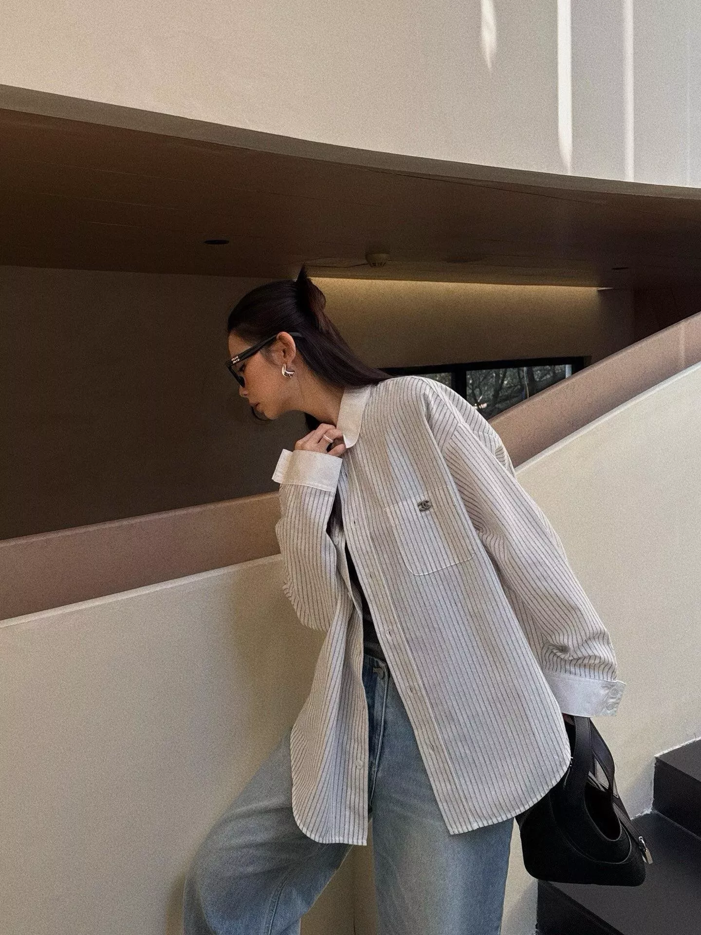 샤넬 스트라이프 배색 카라 셔츠 상세 이미지 16