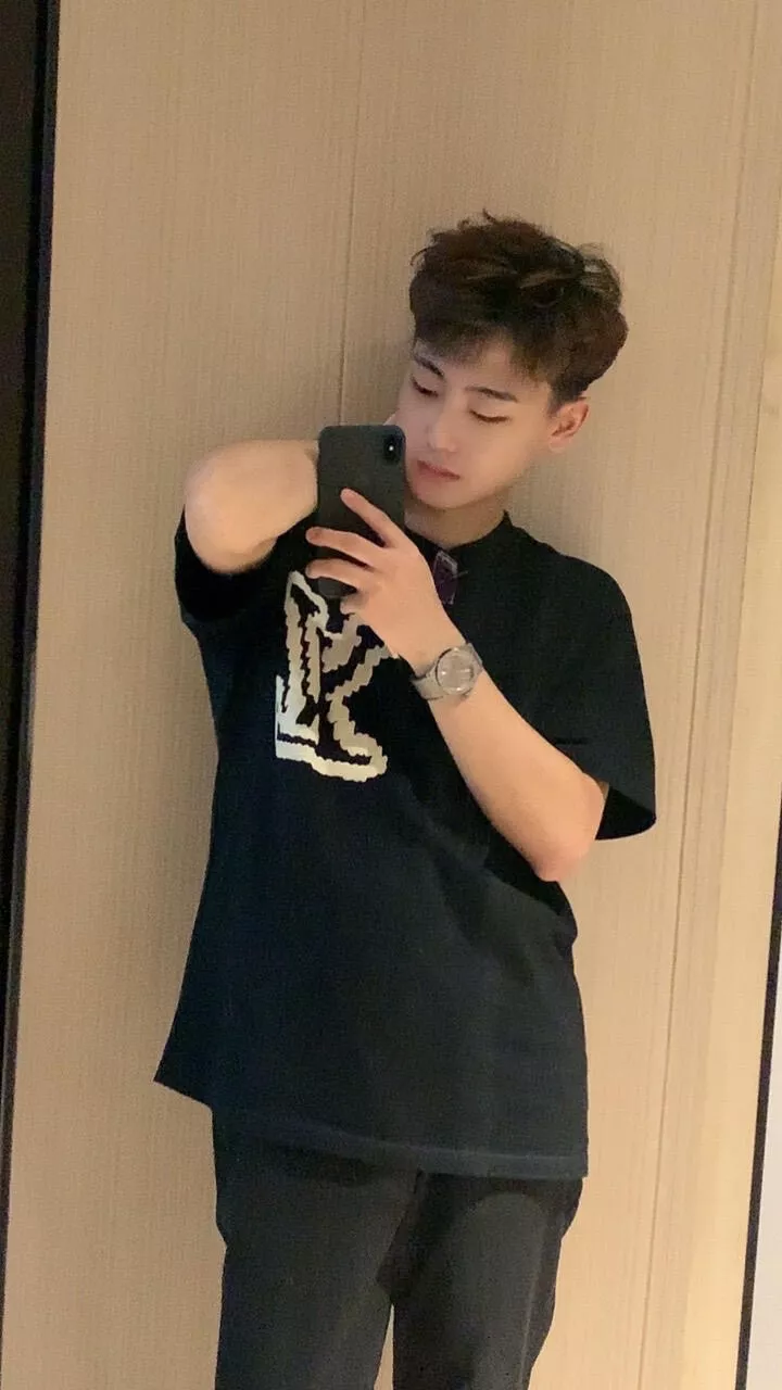 루이비통 클라우드 모노그램 빅로고 반소매 티셔츠 상세 이미지 13