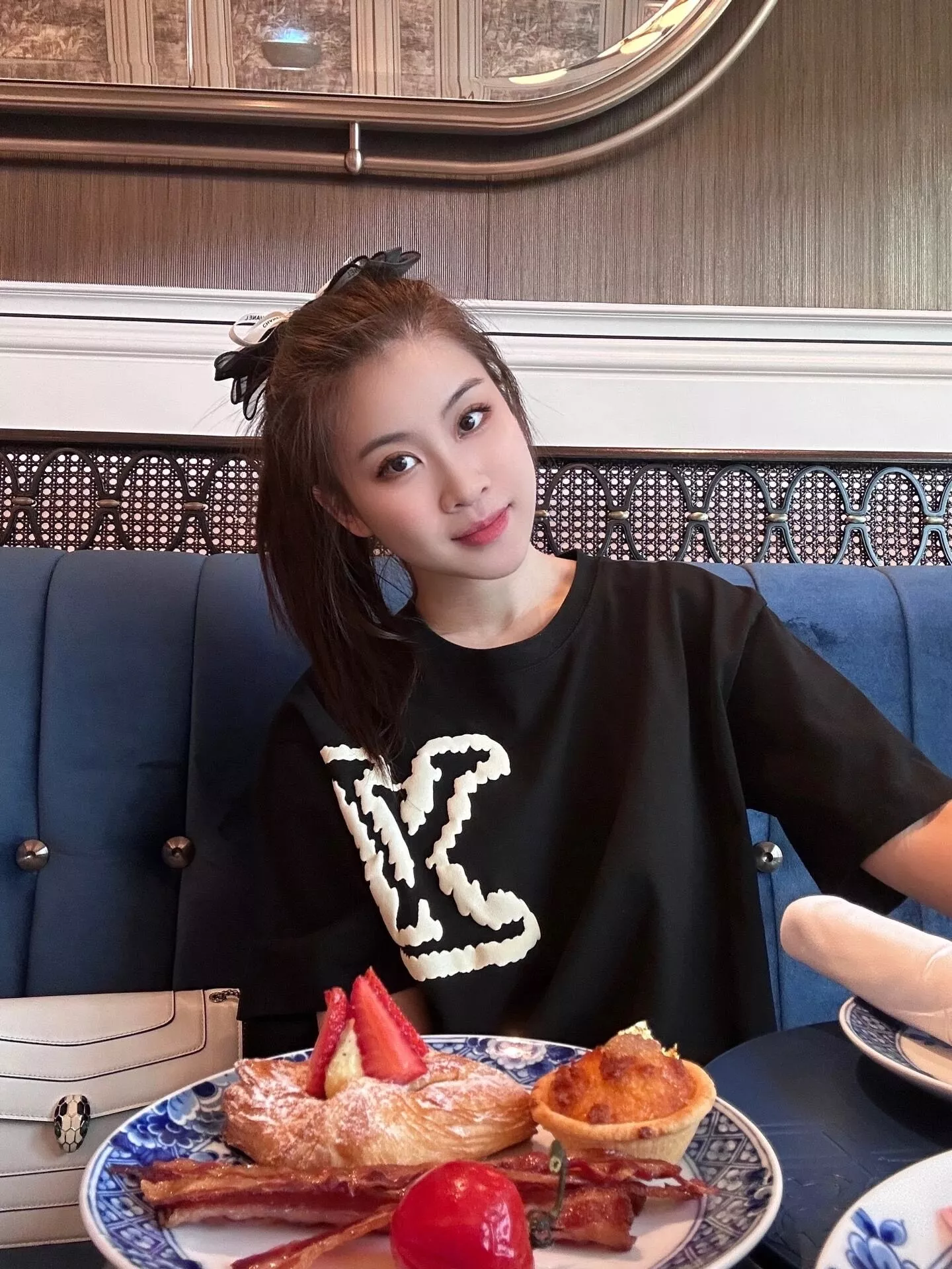 루이비통 클라우드 모노그램 빅로고 반소매 티셔츠 상세 이미지 11