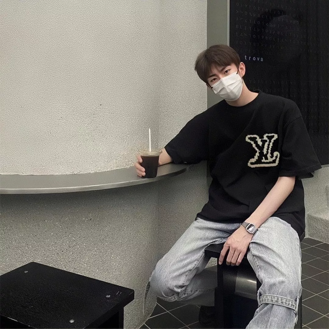 루이비통 클라우드 모노그램 빅로고 반소매 티셔츠 상세 이미지 14
