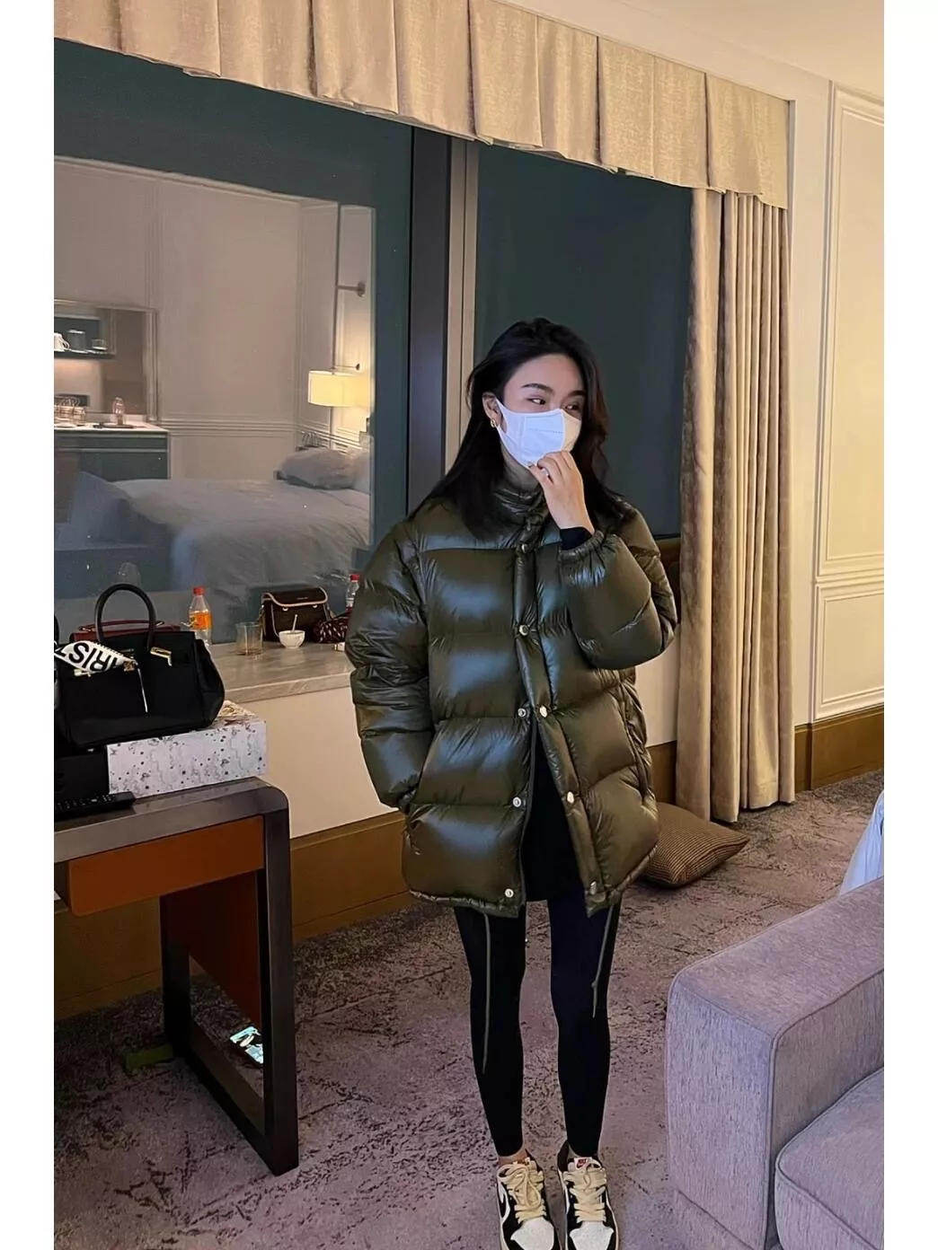 프라다 삼각 로고 탈부착 소매 패딩 재킷 상세 이미지 13