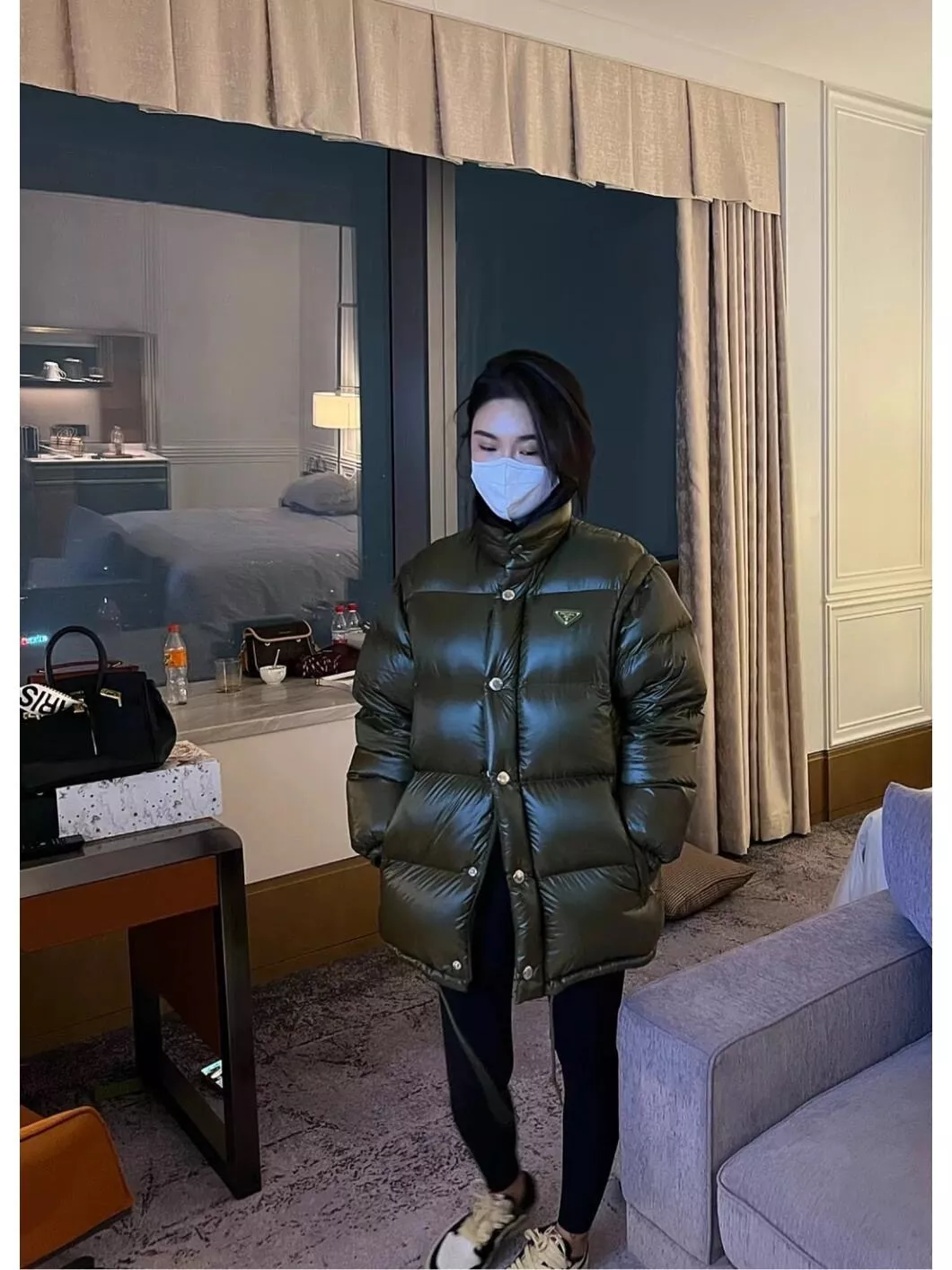 프라다 삼각 로고 탈부착 소매 패딩 재킷 상세 이미지 15