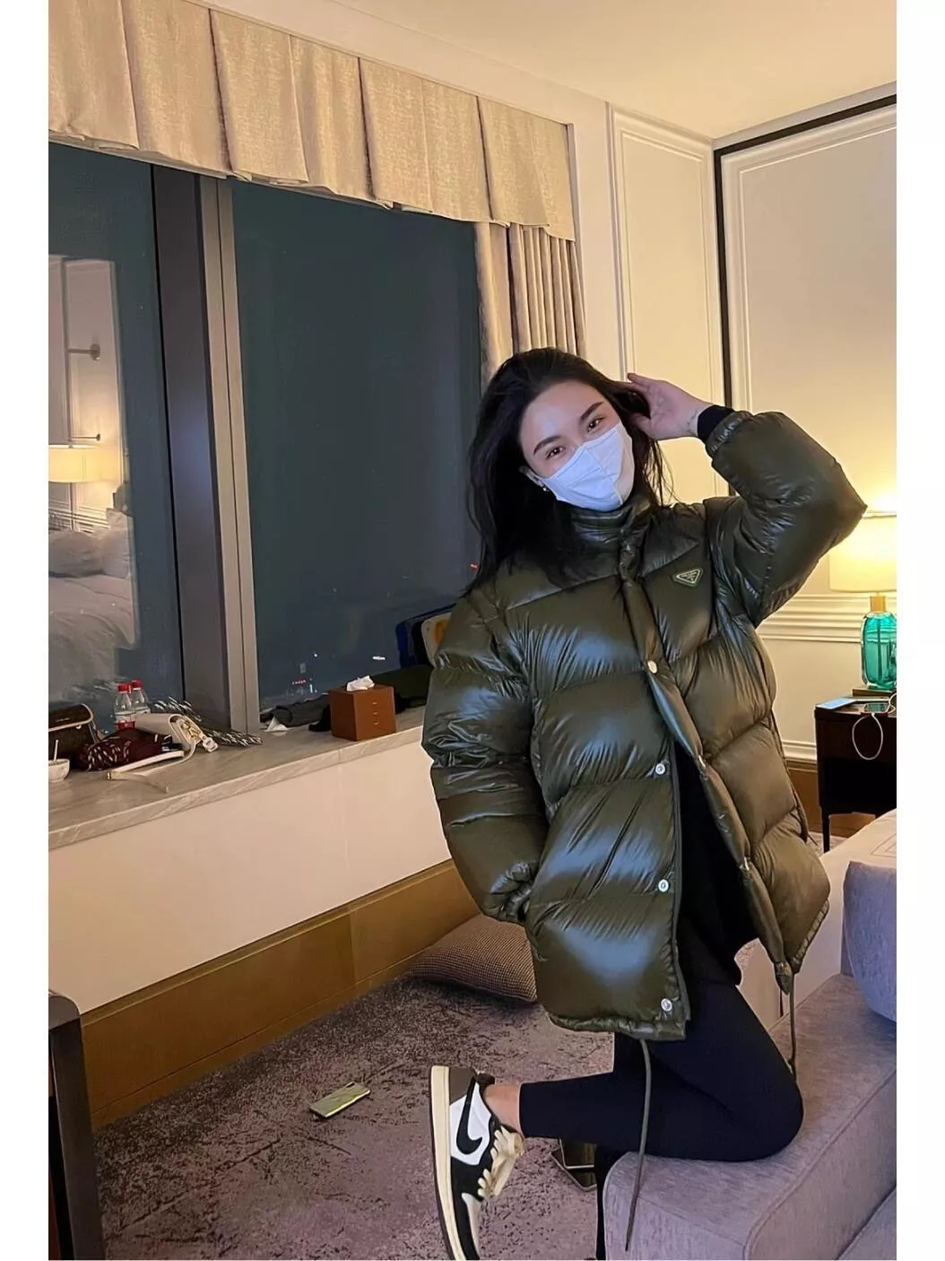 프라다 삼각 로고 탈부착 소매 패딩 재킷 상세 이미지 14