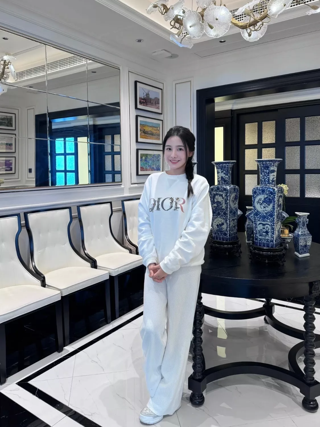 디올 그라데이션 플라워 로고 자수 맨투맨 상세 이미지 11