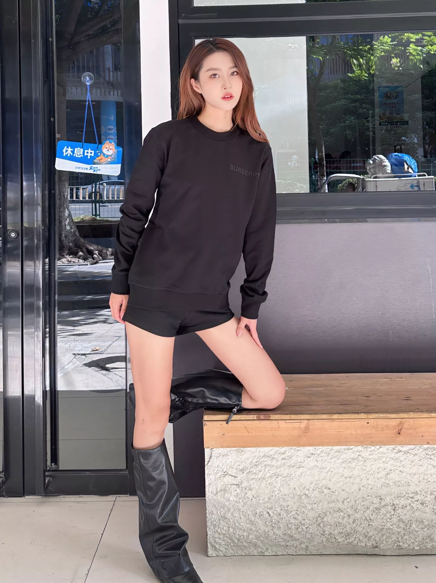 버버리 압착 로고 크루넥 스웨트셔츠 상세 이미지 17