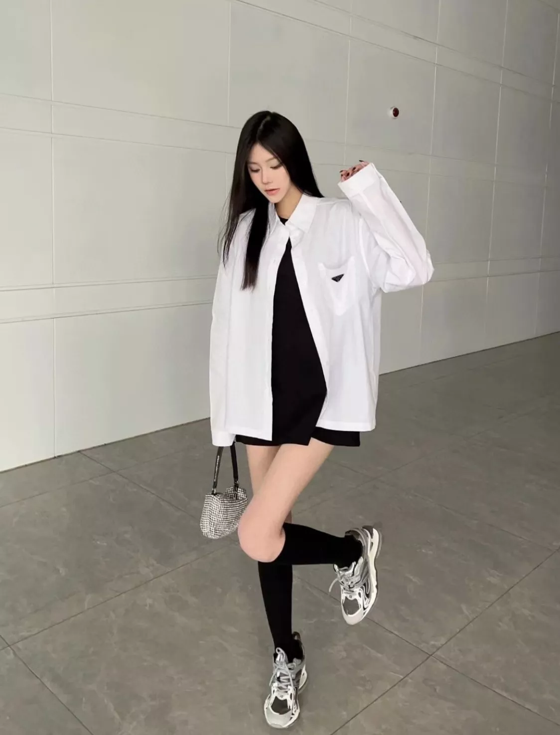 프라다 클래식 포켓 삼각 로고 셔츠 상세 이미지 11