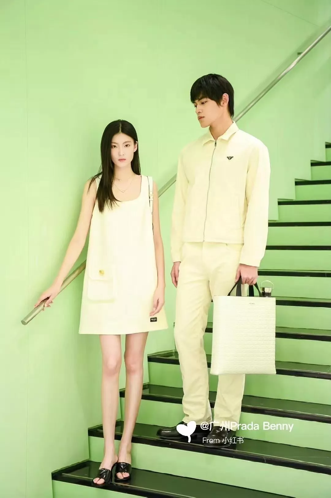 프라다 미백색 카라 집업 재킷 상세 이미지 22