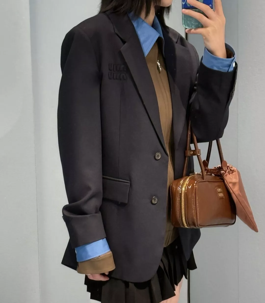 미우미우 탈부착 블루 소매 자수 재킷 상세 이미지 14