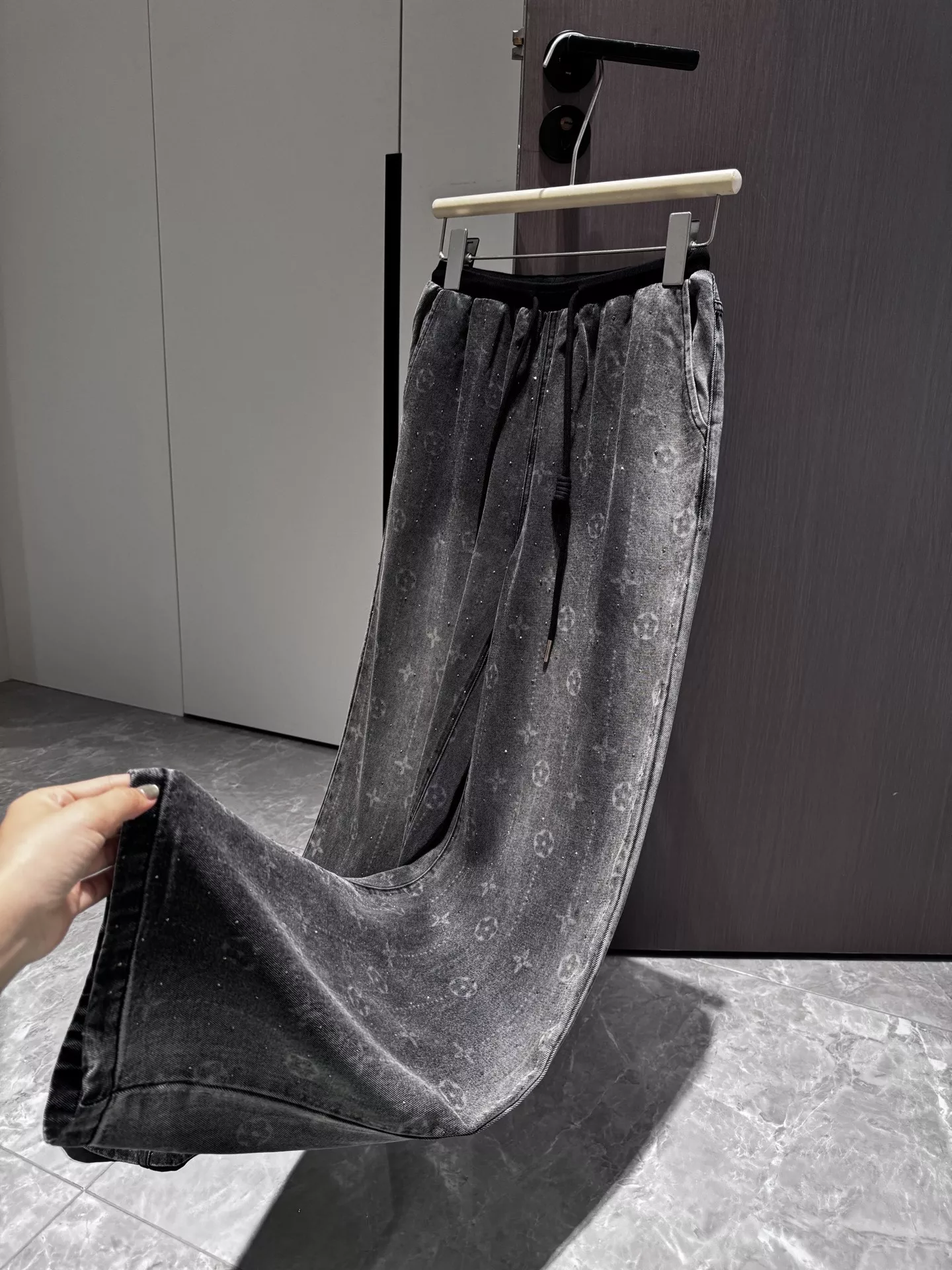 루이비통 그라데이션 핫픽스 와이드 데님 팬츠 상세 이미지 9