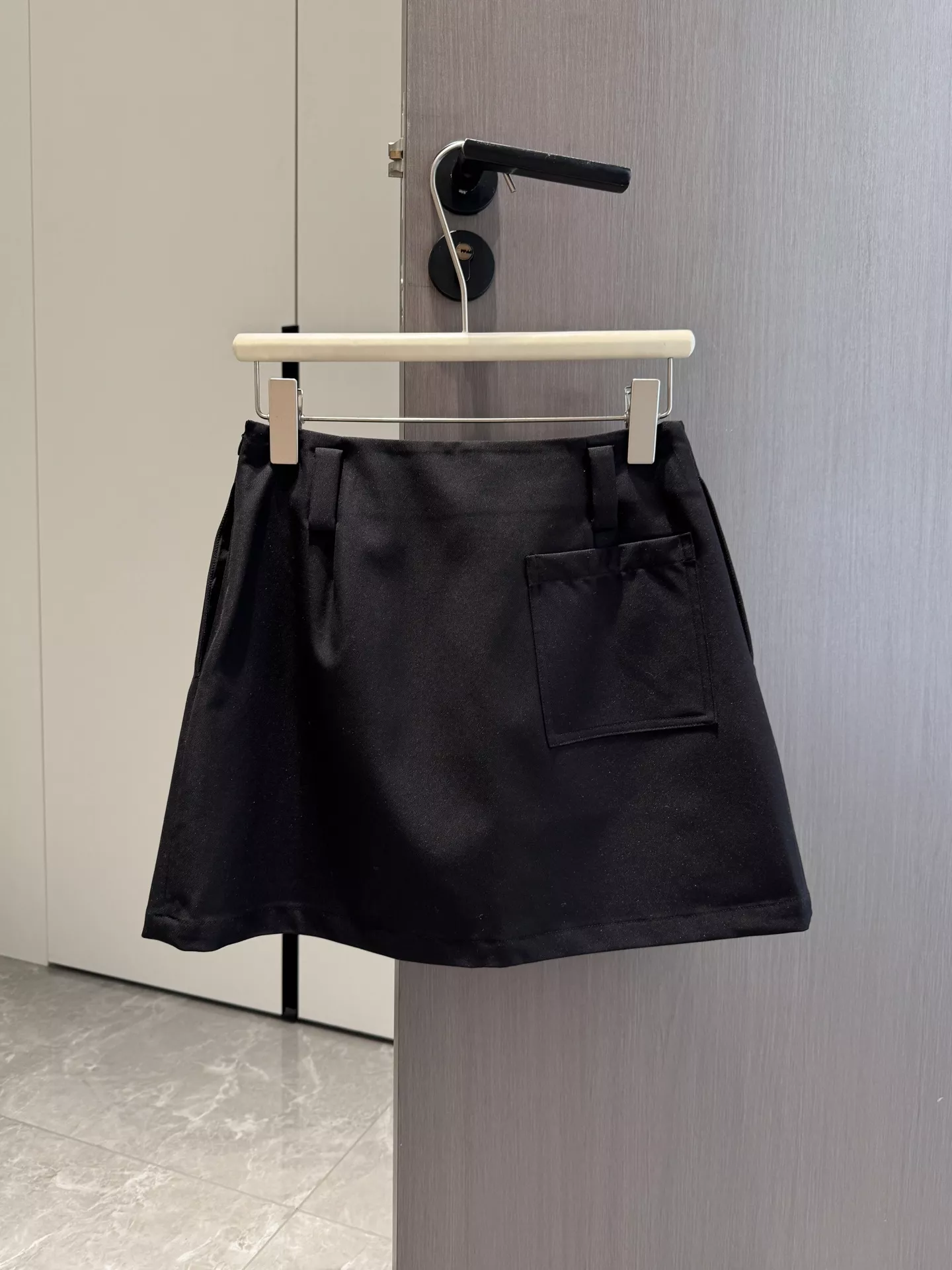 로에베 로고 포인트 플리츠 스커트 상세 이미지 9
