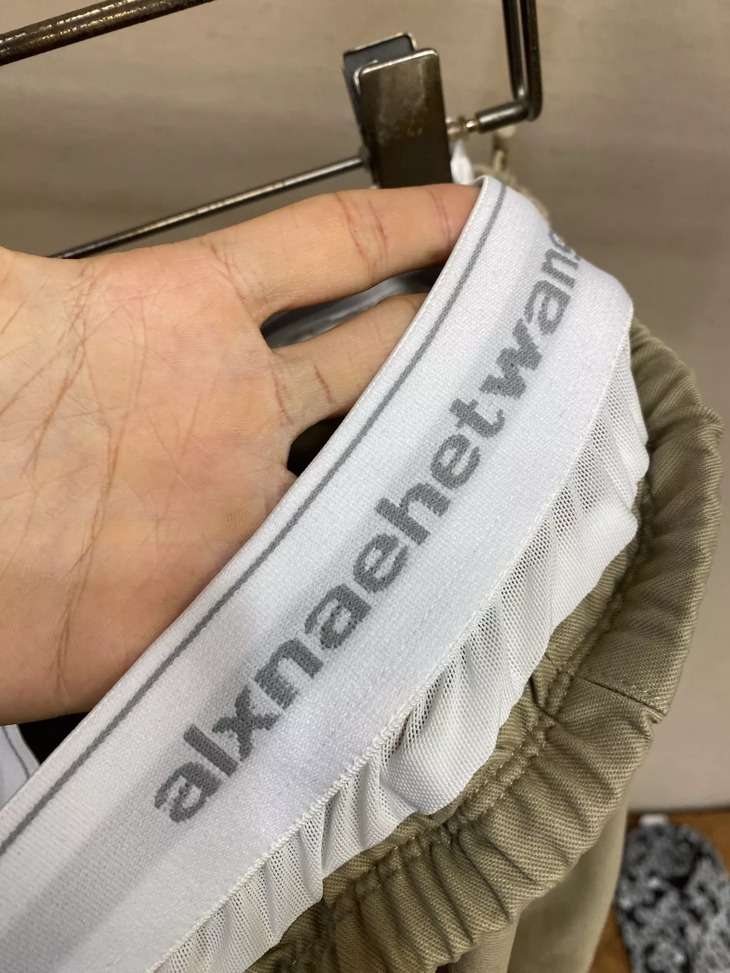 알렉산더왕 로고 포인트 카키 롱팬츠 상세 이미지 3