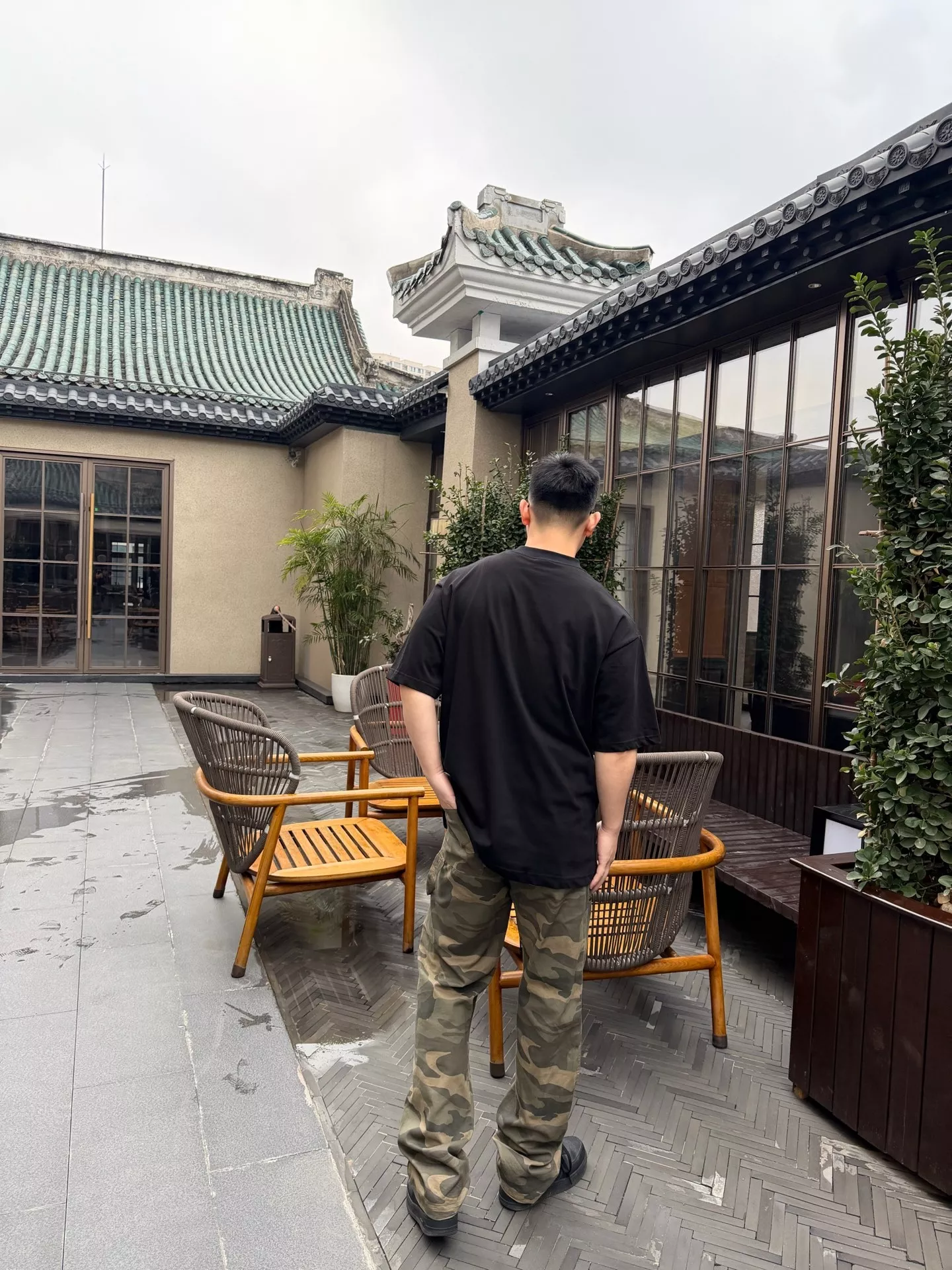 발렌시아가 스크립트 로고 자수 코튼 반팔 티셔츠 상세 이미지 12