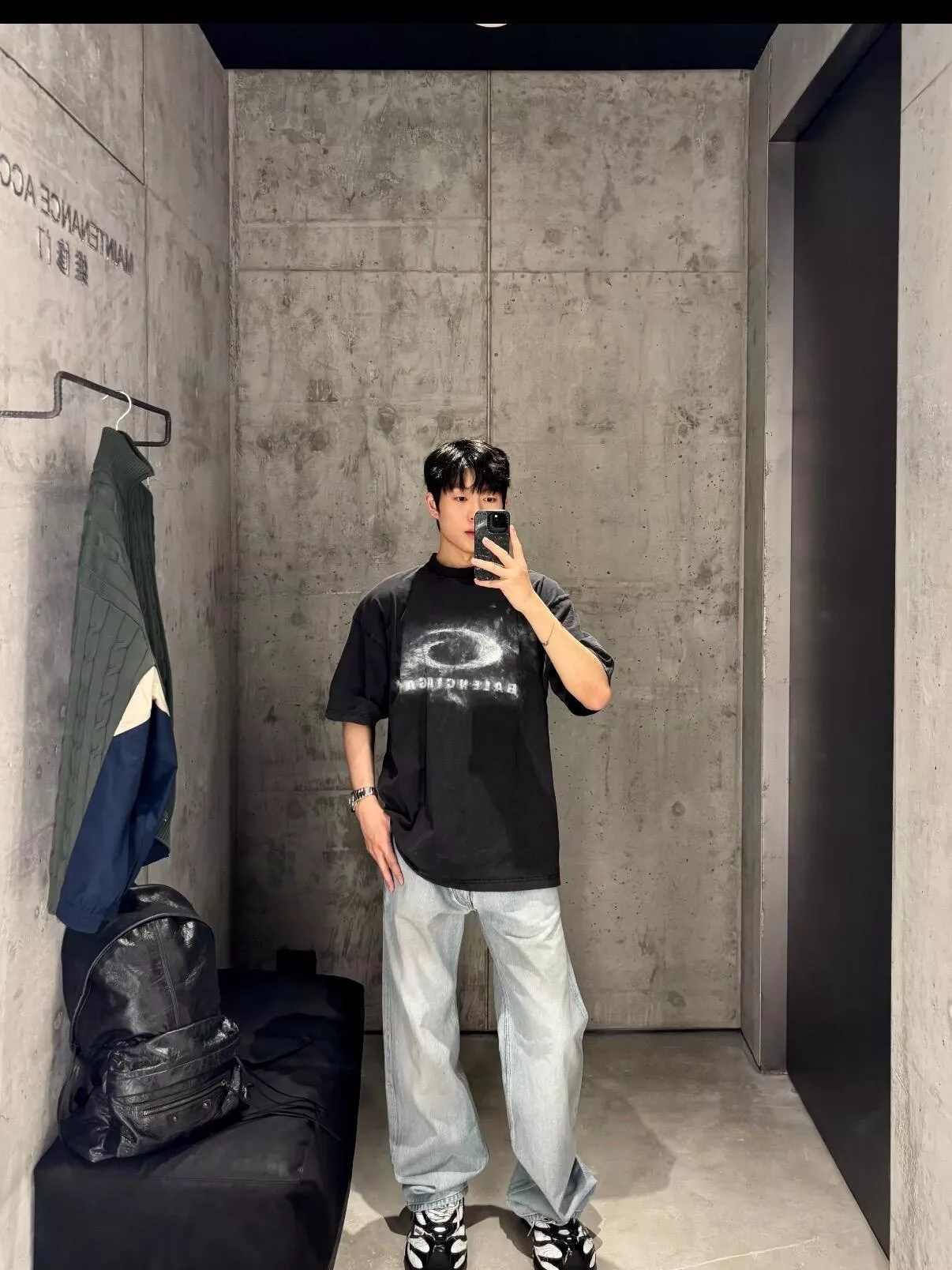 발렌시아가 워시드 크레용 루프 프린트 티셔츠 상세 이미지 14