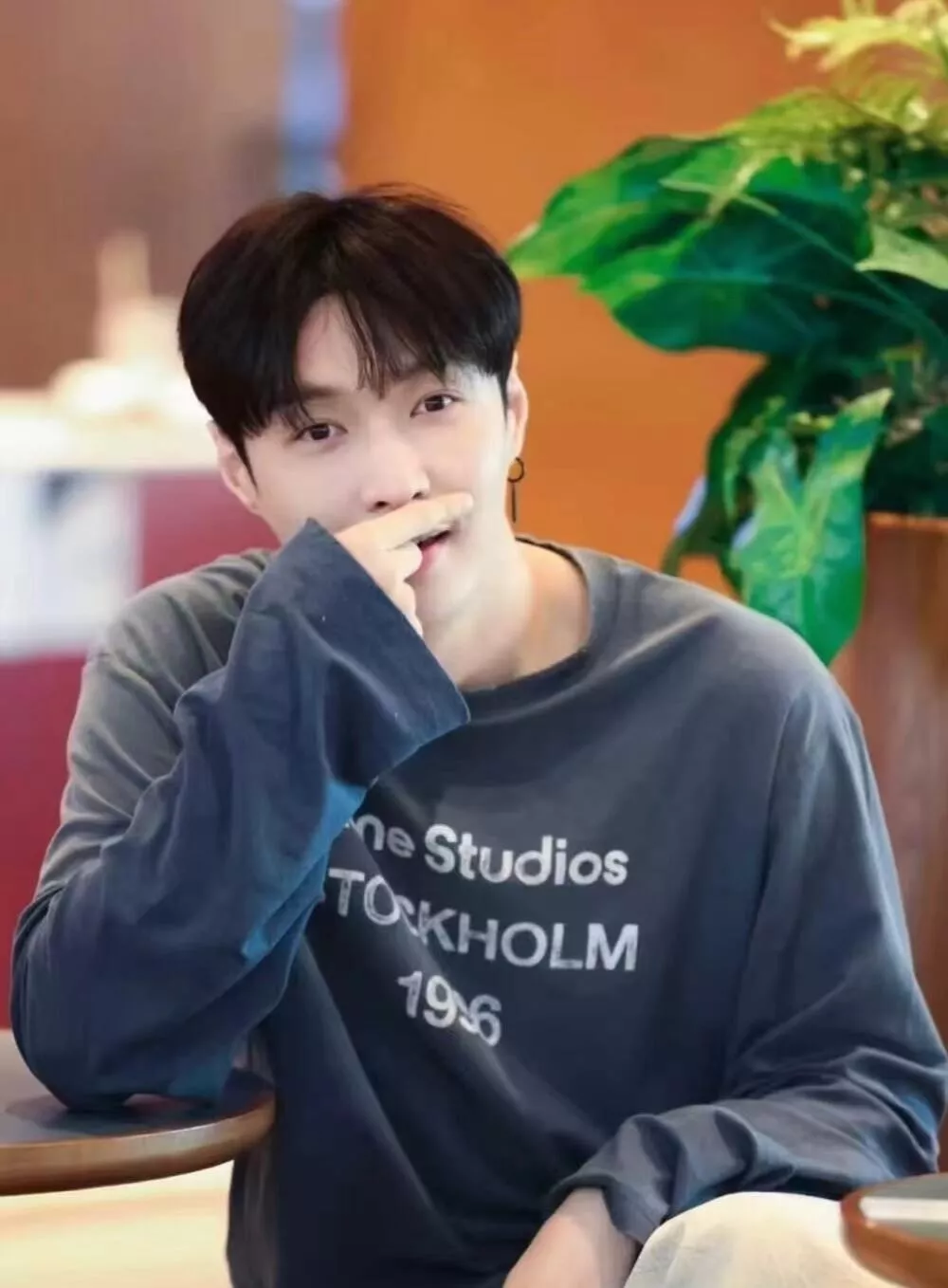 아크네스튜디오 로고 긴소매 티셔츠 상세 이미지 29