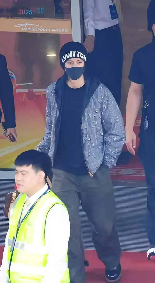 루이비통 모노그램 양면 후드 윈드 재킷 상세 이미지 18