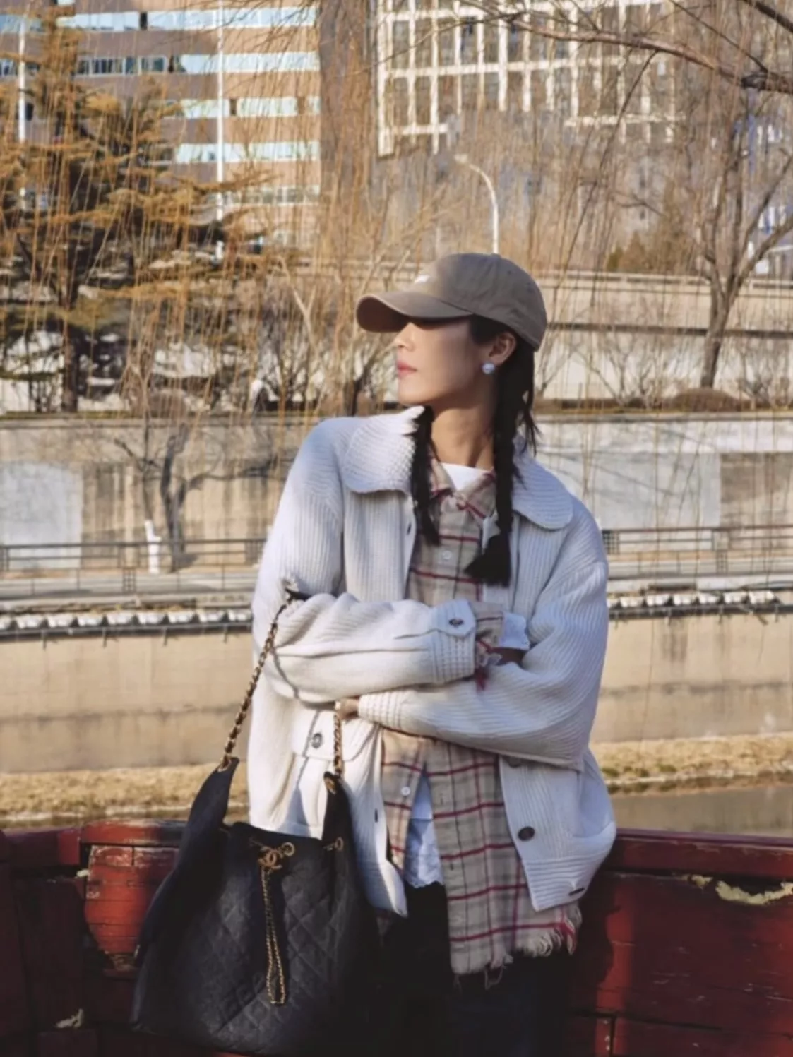 샤넬 워시드 데님 드로스트링 체인 백 상세 이미지 12