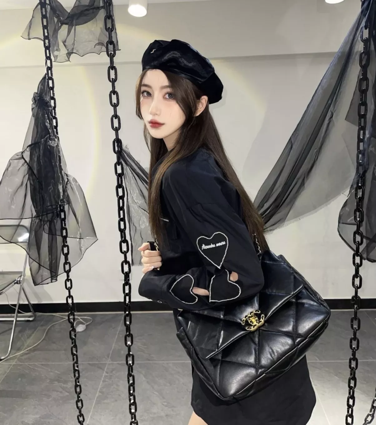 샤넬 클래식 19 체인 플랩백 상세 이미지 15
