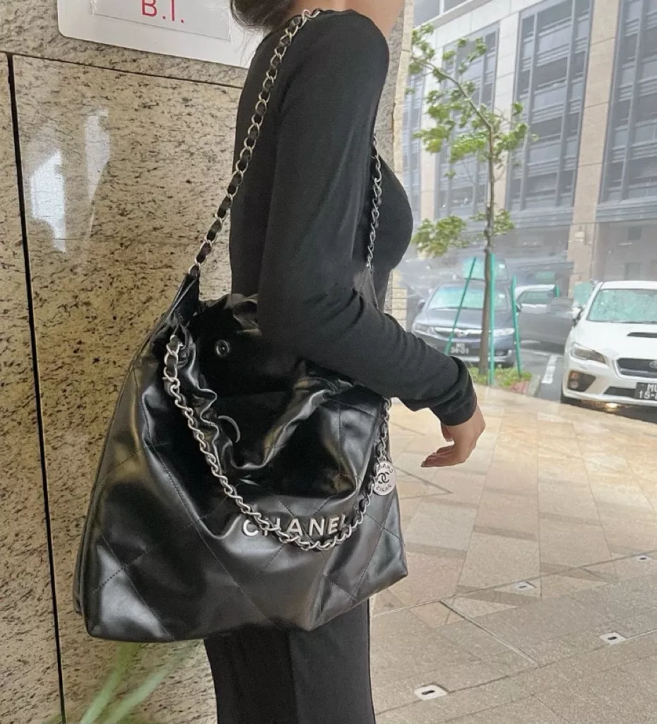 샤넬 체인 장식 미디엄 백 상세 이미지 14