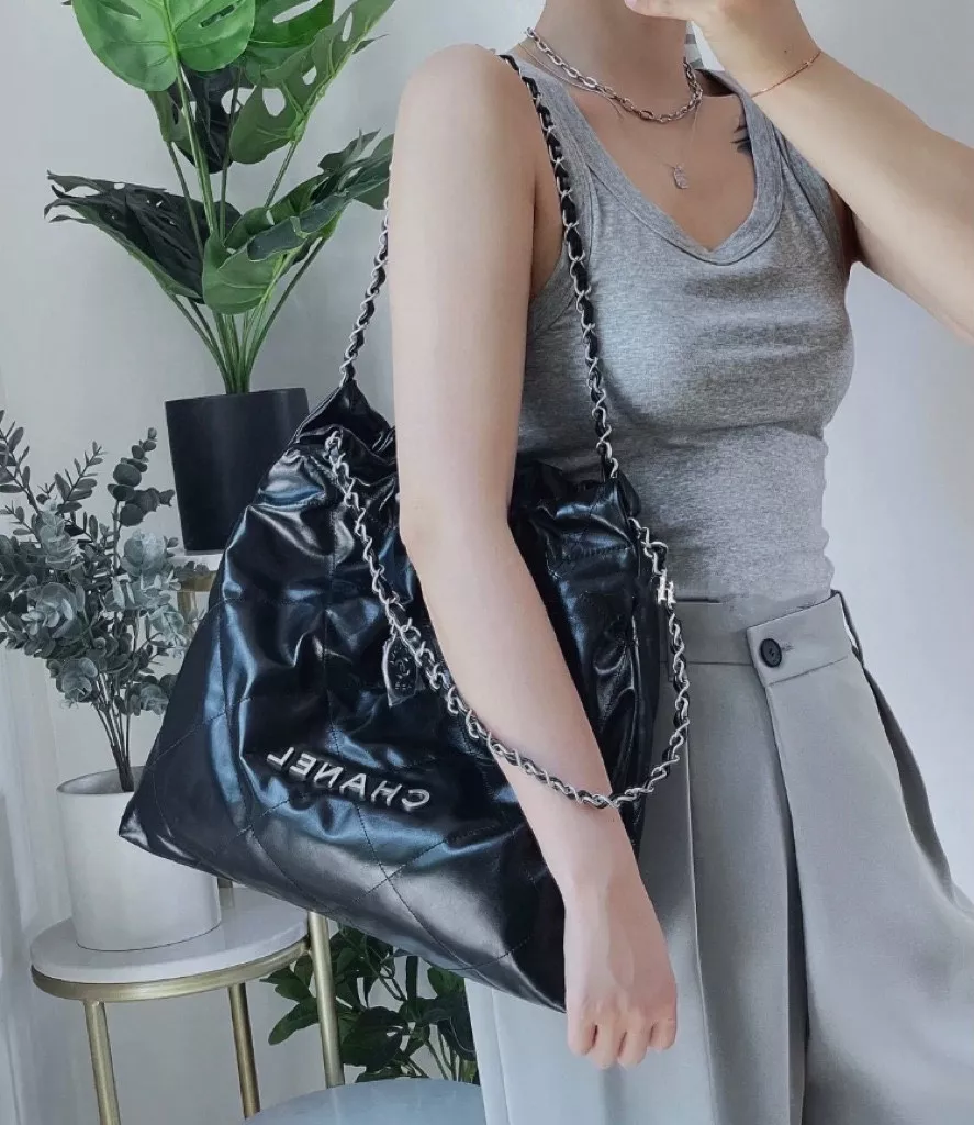 샤넬 체인 장식 미디엄 백 상세 이미지 15