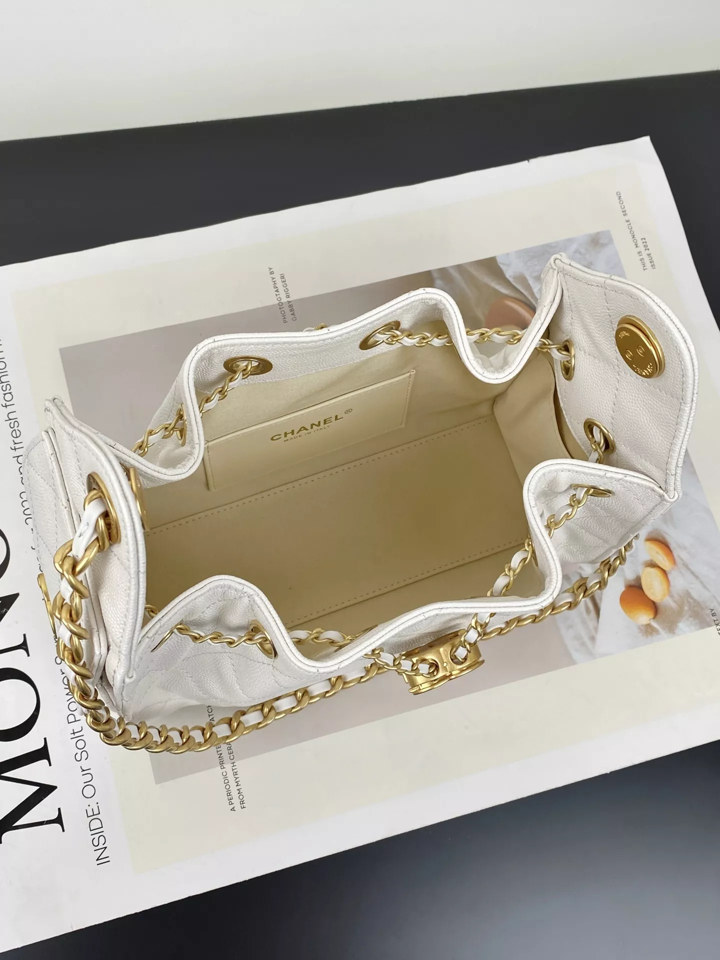 샤넬 화이트 퀼팅 드로우스트링 체인 백 상세 이미지 8