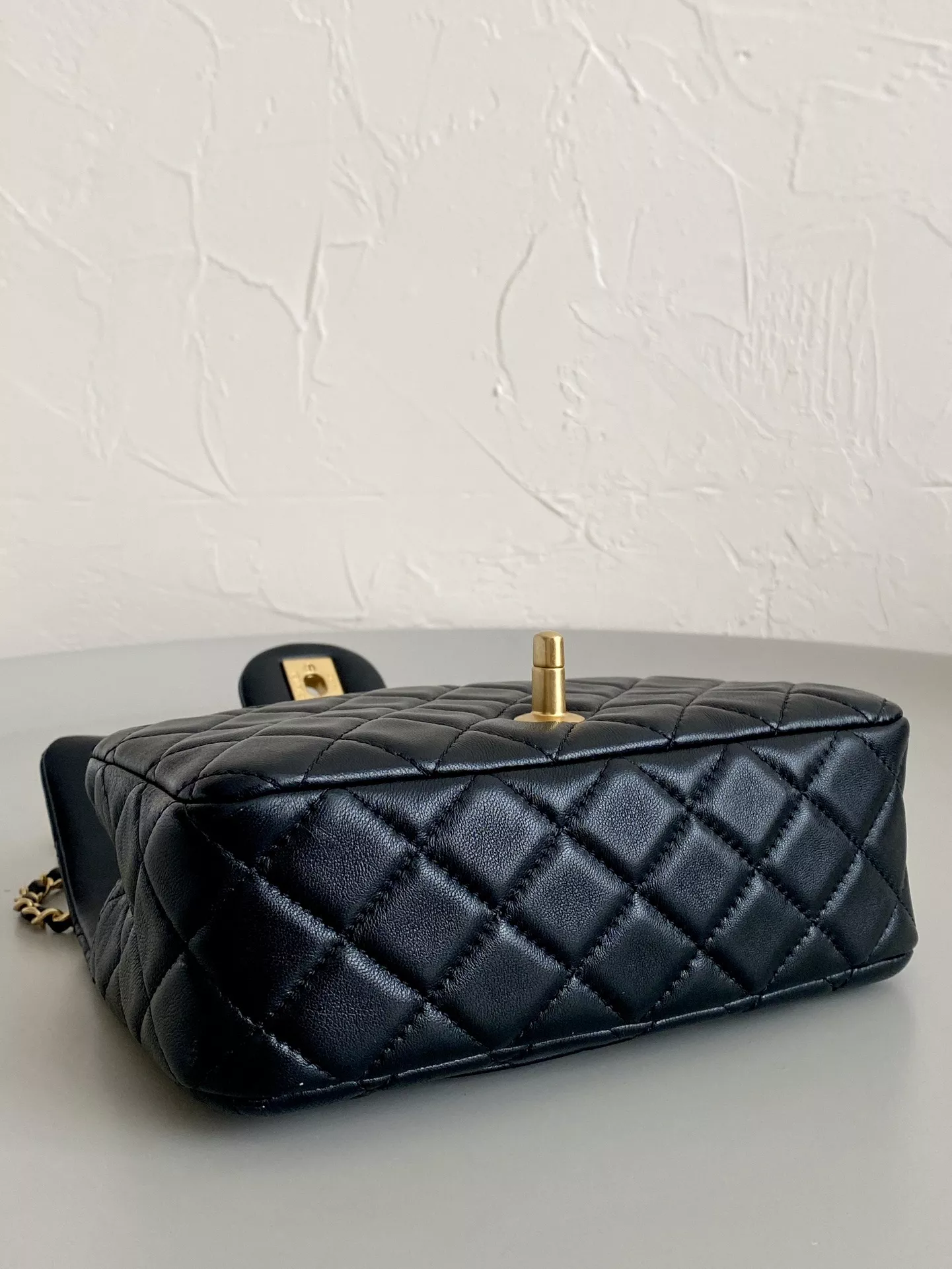 샤넬 클래식 플랩 금볼 체인백 상세 이미지 6