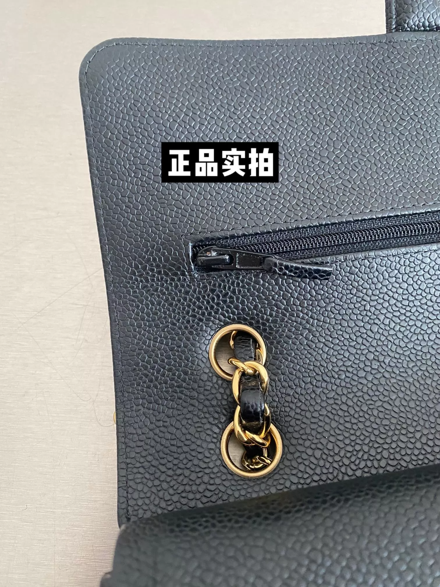 샤넬 클래식 블랙 금장 퀼팅 체인백 상세 이미지 18