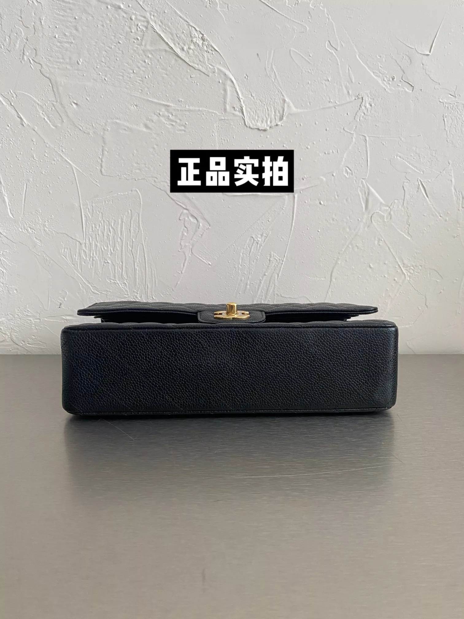 샤넬 클래식 블랙 금장 퀼팅 체인백 상세 이미지 16