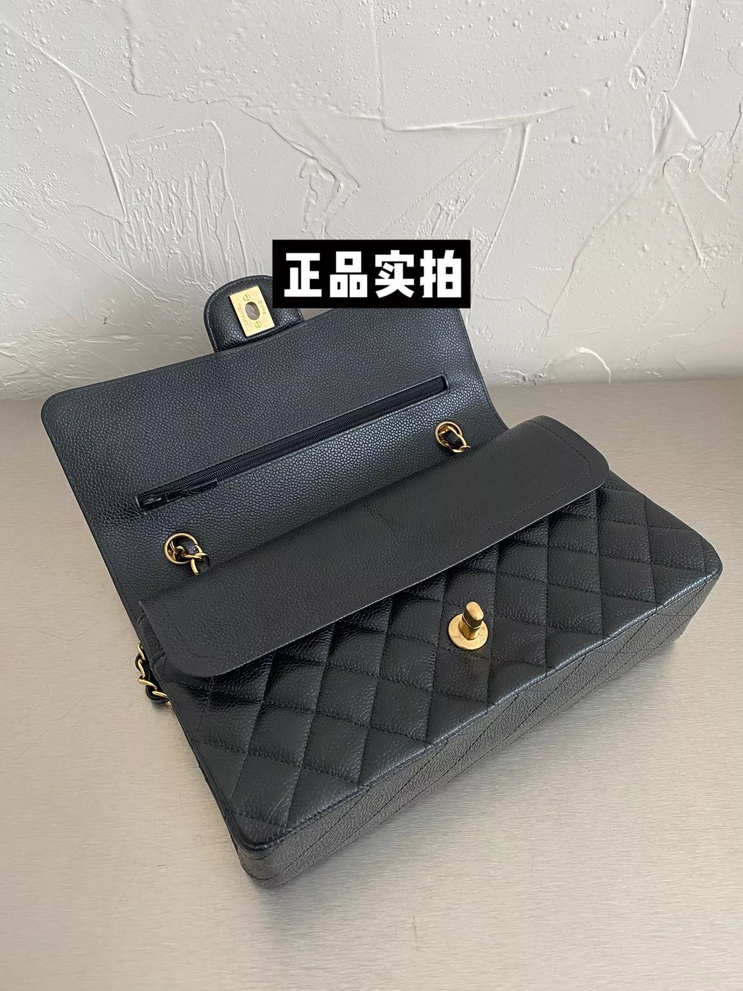 샤넬 클래식 블랙 금장 퀼팅 체인백 상세 이미지 17