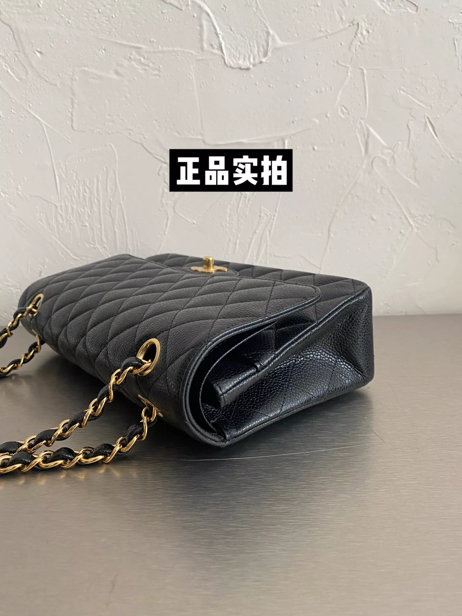 샤넬 클래식 블랙 금장 퀼팅 체인백 상세 이미지 14