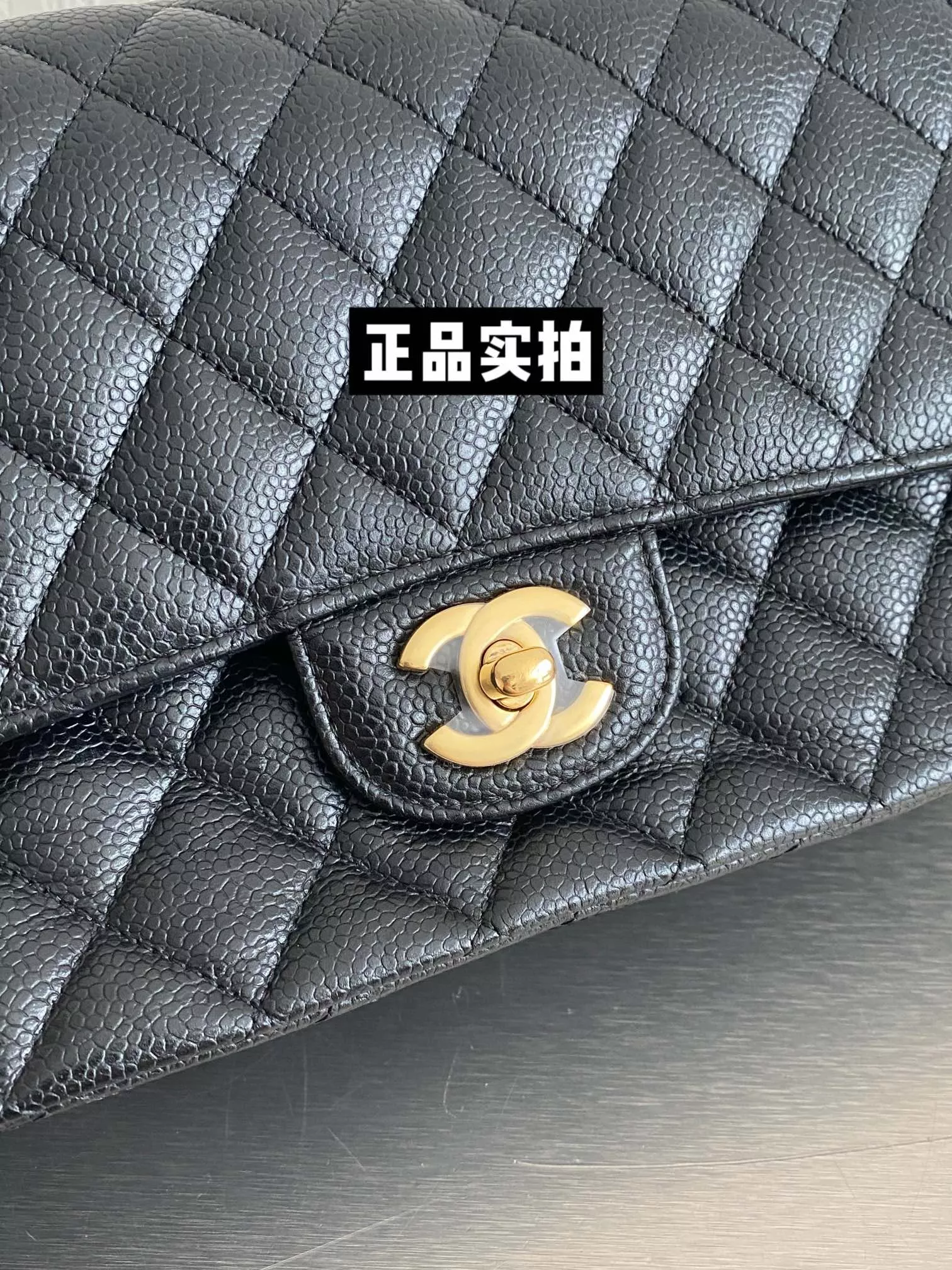 샤넬 클래식 블랙 금장 퀼팅 체인백 상세 이미지 15