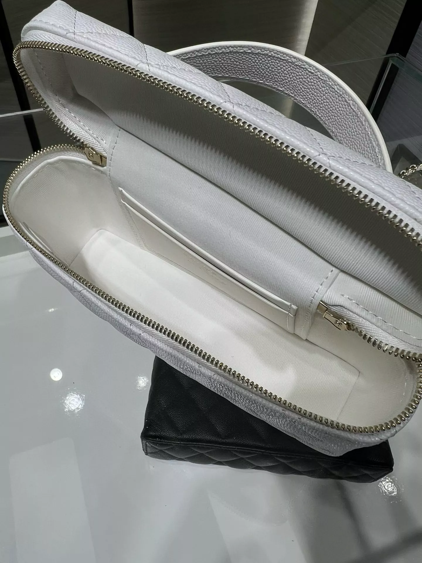 샤넬 체인 핸들 퀼팅 화장가방 상세 이미지 9