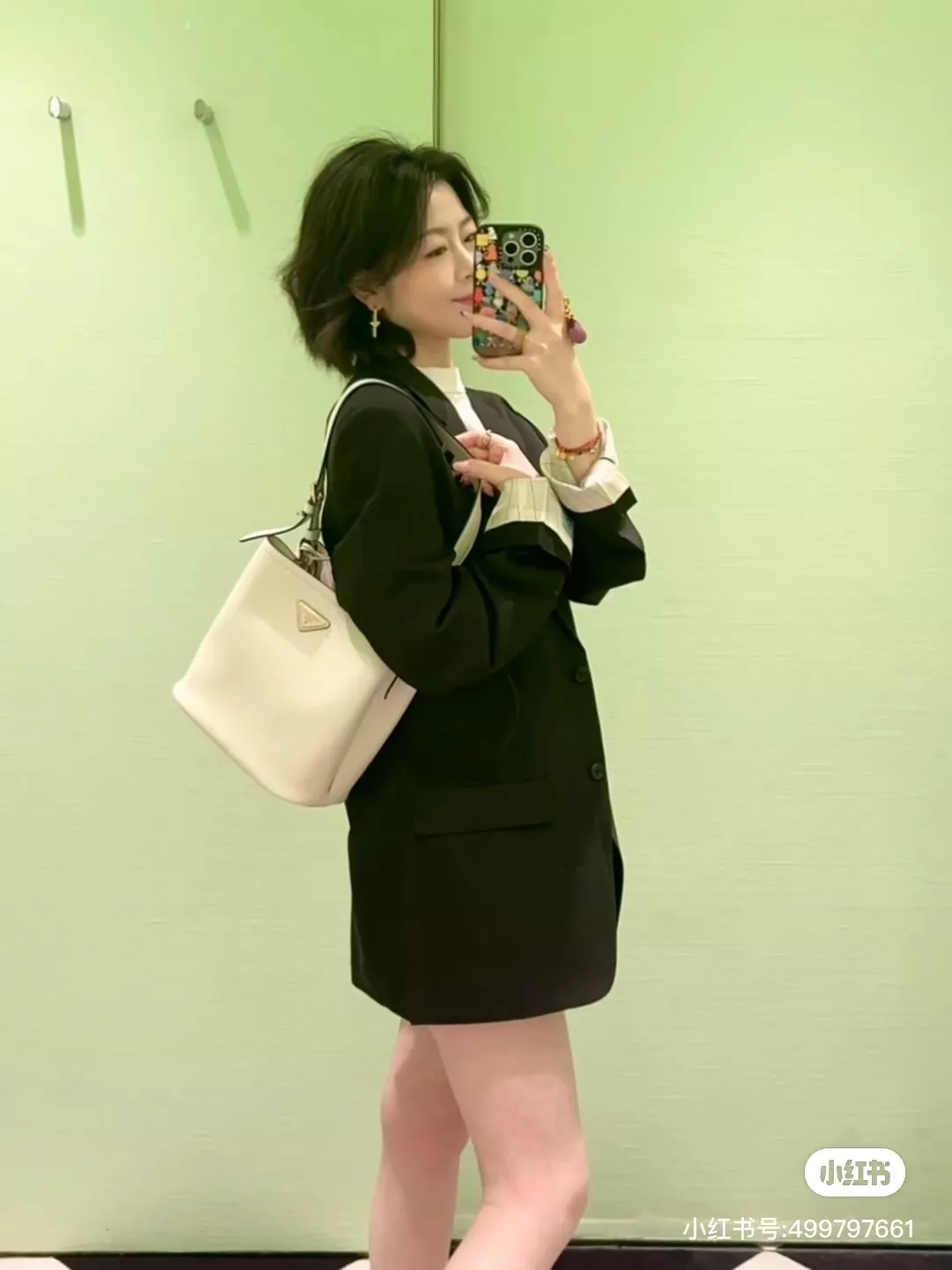 프라다 삼각 로고 레더 핸들백 상세 이미지 13