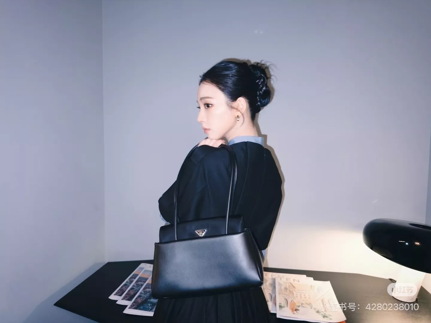 프라다 멀티 포켓 레더 호보백 상세 이미지 31