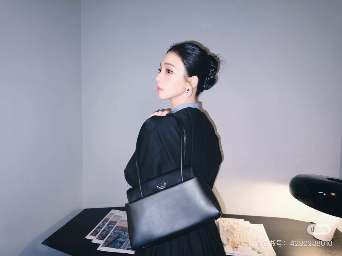 프라다 멀티 포켓 레더 호보백 상세 이미지 30