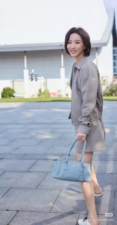 프라다 롱핸들 가죽 숄더백 상세 이미지 17