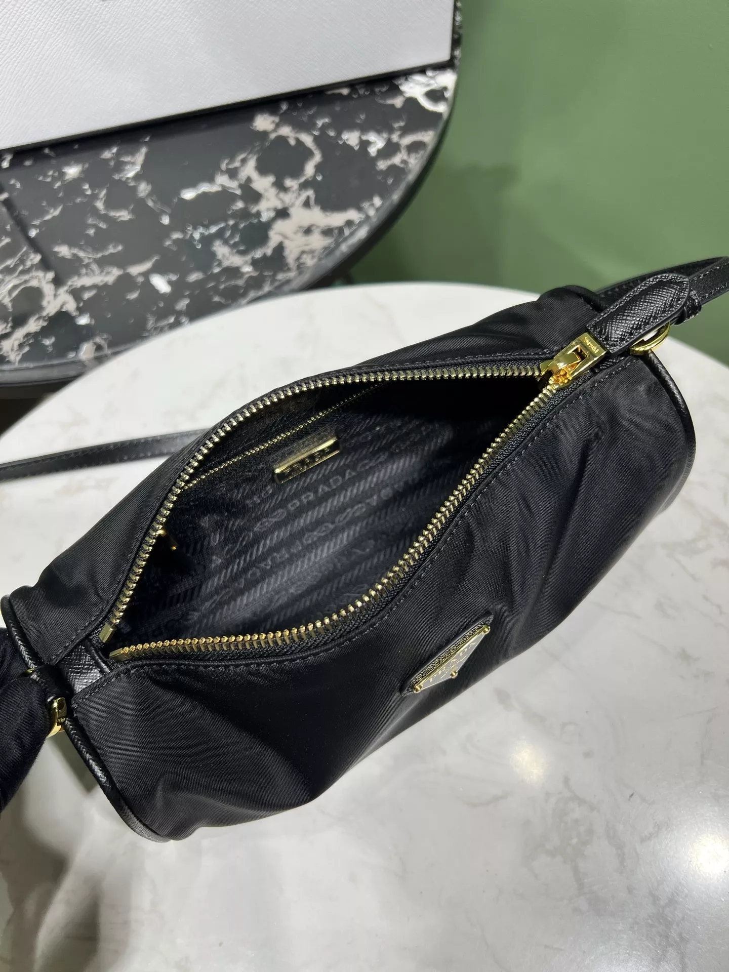 프라다 리나일론 원통형 핸들 파우치백 상세 이미지 9