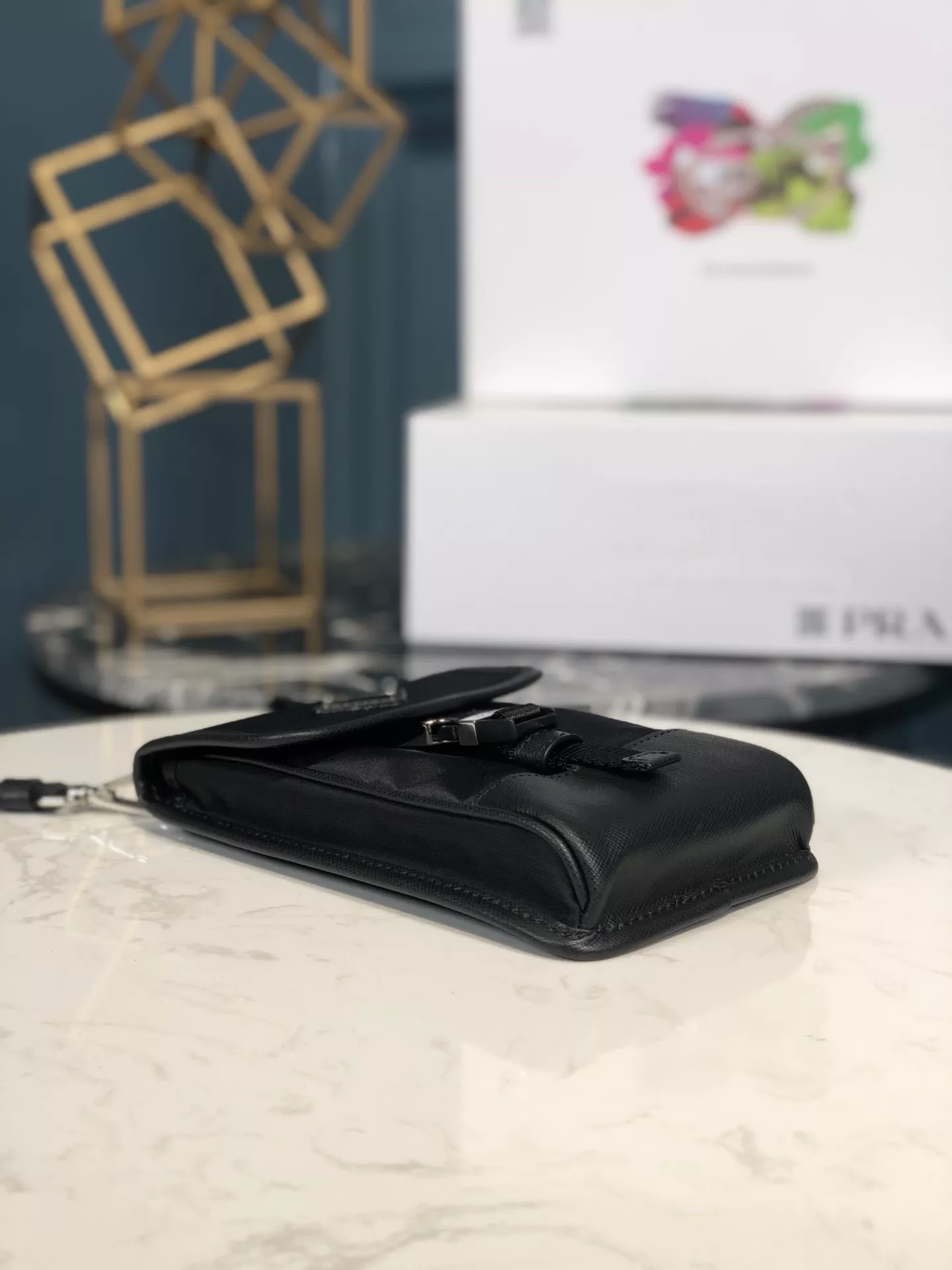 프라다 나일론 삼각로고 크로스백 상세 이미지 4