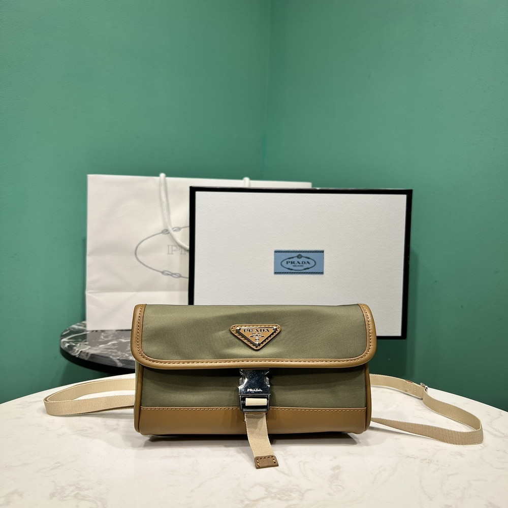 프라다 나일론 삼각로고 스트랩백