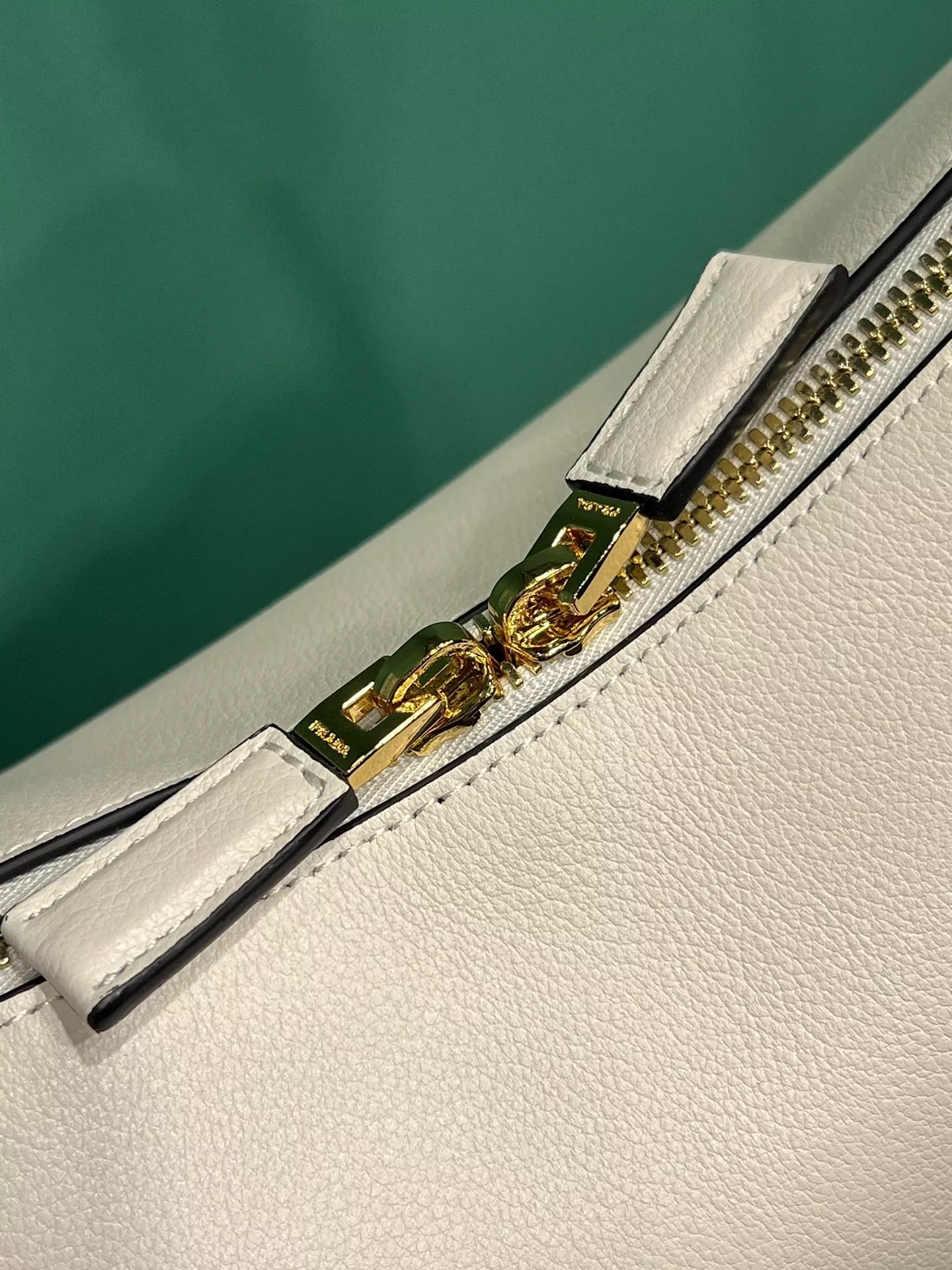프라다 린디 스타일 소프트 그레인 백 상세 이미지 11